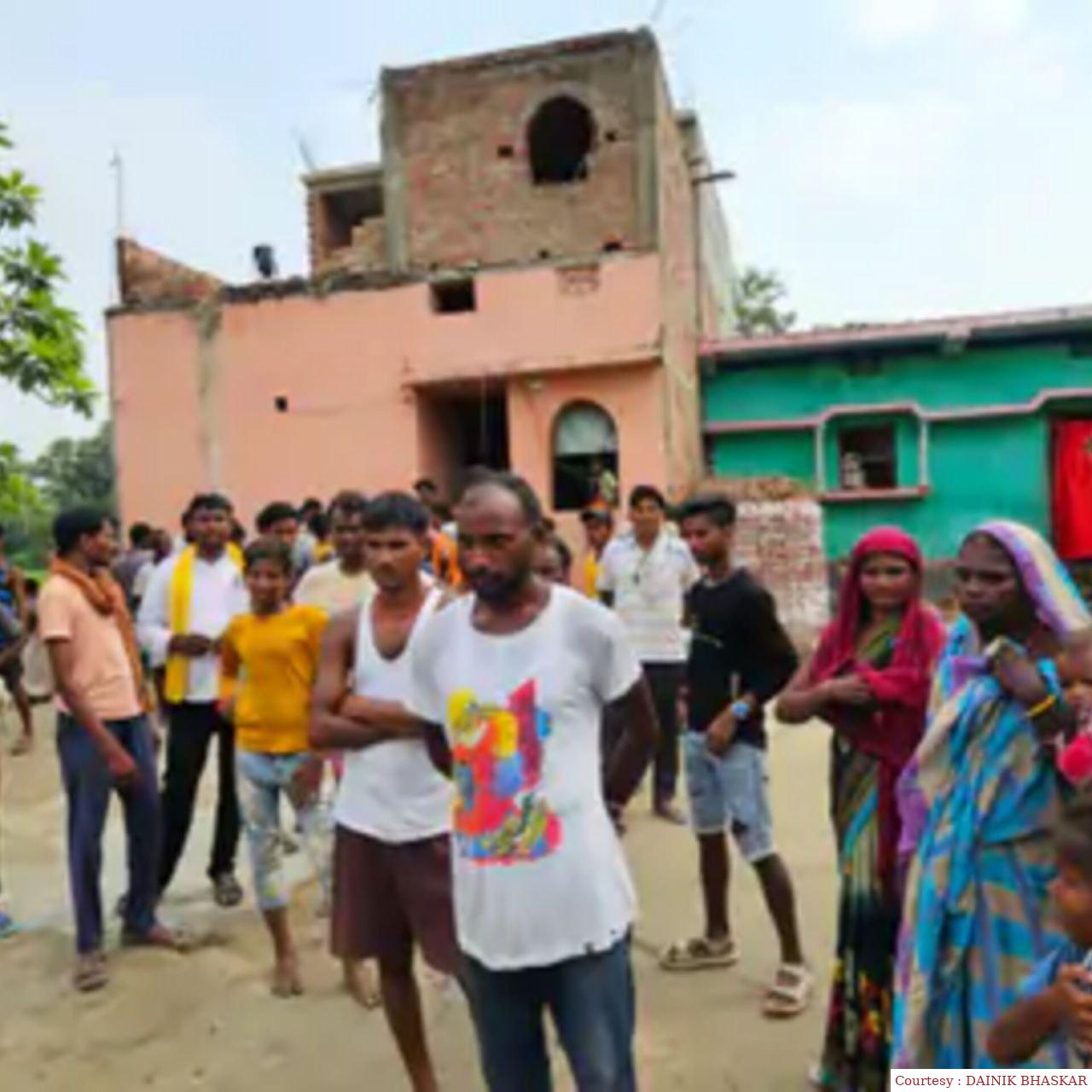 सीवान में बिजली विभाग की लापरवाही को लेकर विरोध प्रदर्शन, बिजली के टूटे तार से घायल हुई थी महिला।