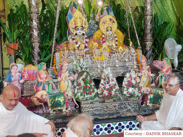 श्रीरामवल्लभाकुंज के झूलनोत्सव में 70 साल पुराना 300 किलो चांदी के झूले में विराजमान हुए रामजी।