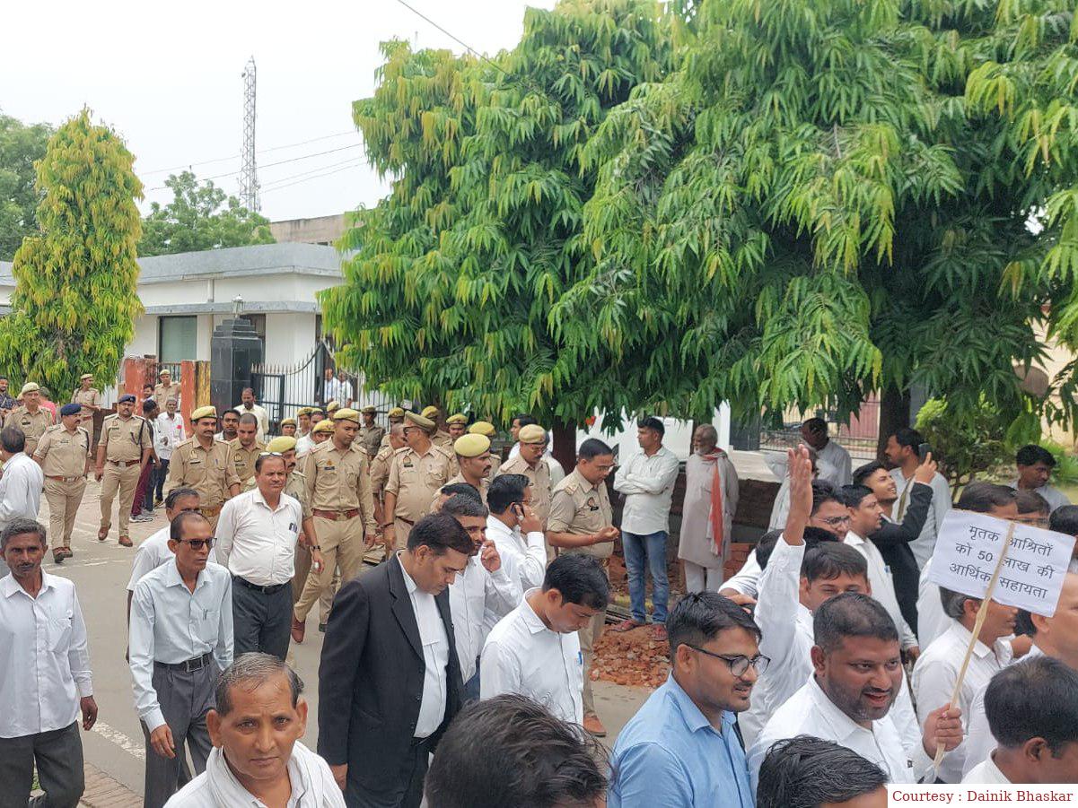 वकील के हत्यारे पर रखा इनाम, डीएम से एसोसिएशन की मांग।