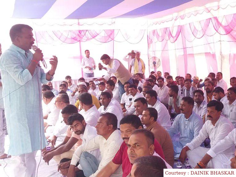 सीवान : 19 मांगो को लेकर सभी मुखियायों ने किया धरना प्रदर्शन।