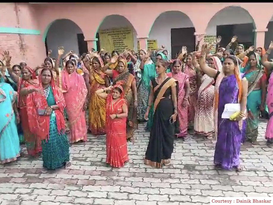 सीवान : 9 सूत्री मांगों को लेकर रसोइयों ने किया विरोध प्रदर्शन।