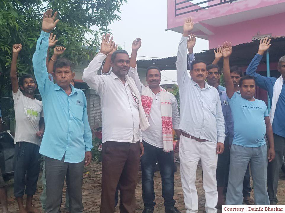 सीवान : उत्पाद विभाग के खिलाफ स्थानीय लोगों और माले नेताओं का विरोध प्रदर्शन।