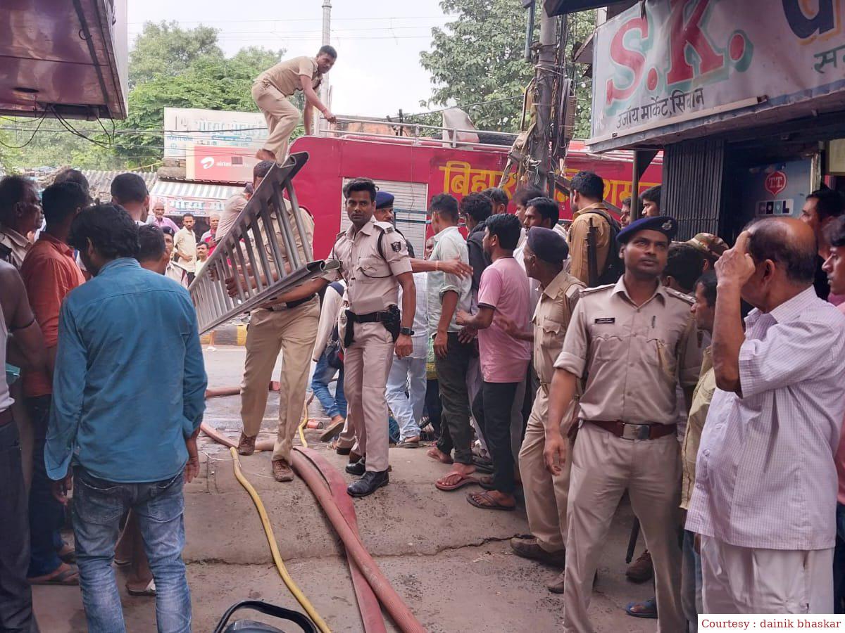 सीवान : कपड़े के दुकान में लगी आग, लाखों की संपत्ति जलकर हुई राख।