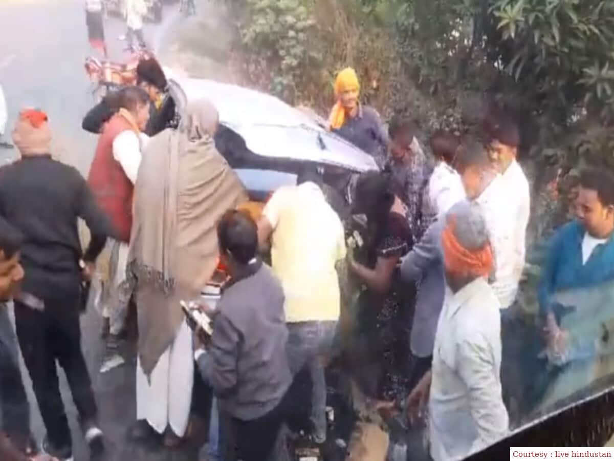 सिवान : शराब लदी कार में ग्रामीणों की लूटपाट।