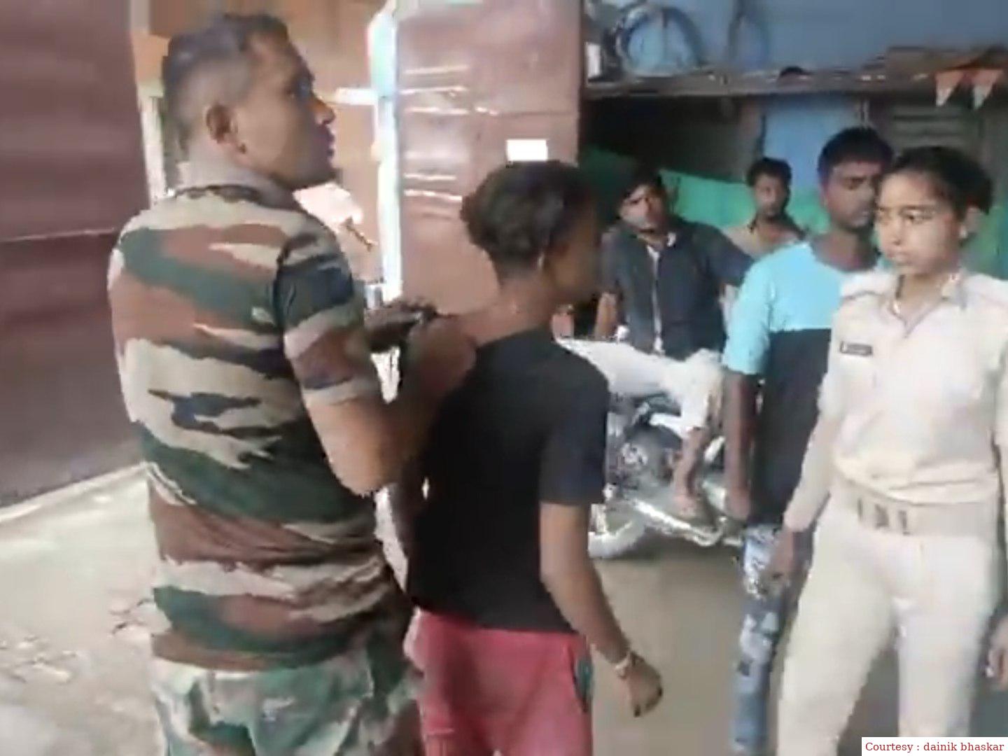 सीवान : अस्पताल में पकड़ा गया मोबाइल चोर, कर्मचारियों ने चोर की जमकर पिटाई की।