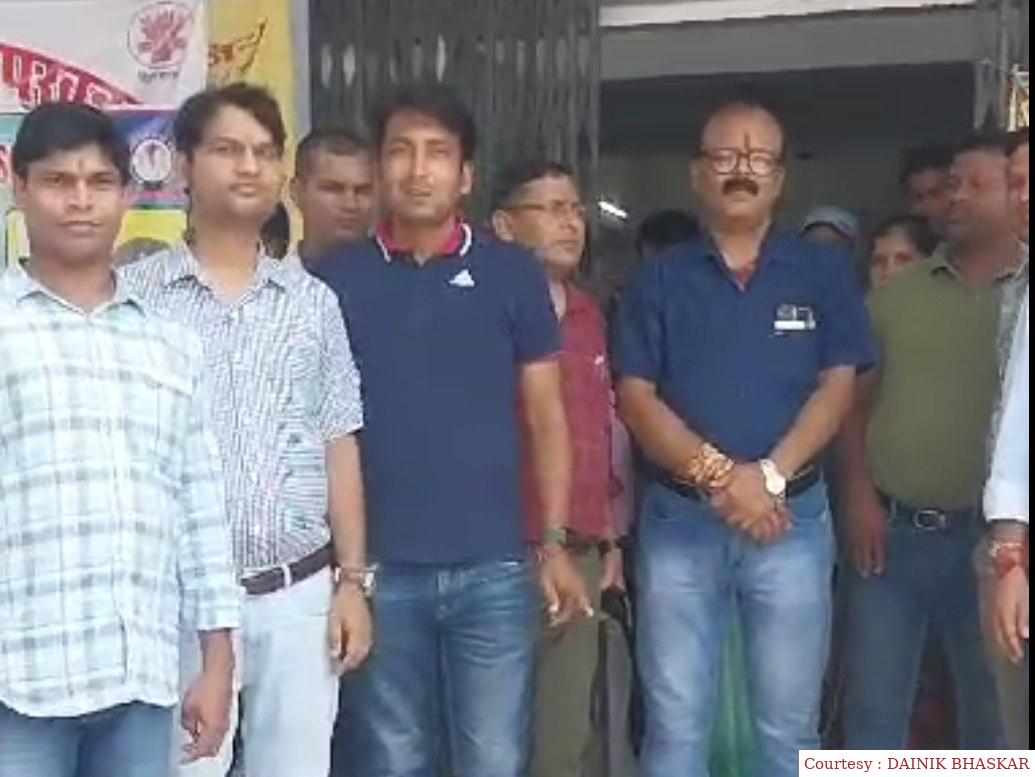 सीवान : डॉक्टर से मारपीट मामले में कार्रवाई नहीं होने पर अस्पताल में ओपीडी सेवाए बंद।