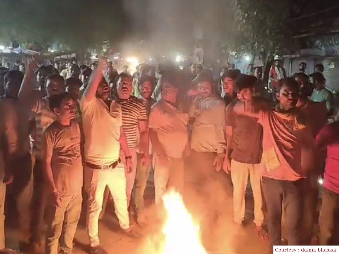 सीवान : फाइनेंस कर्मी की हत्या के खिलाफ लोगों का विरोध प्रदर्शन।