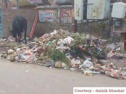 सीवान : सफाई कर्मियों का विरोध प्रदर्शन, जिले में लगा कचरे का ढेर।