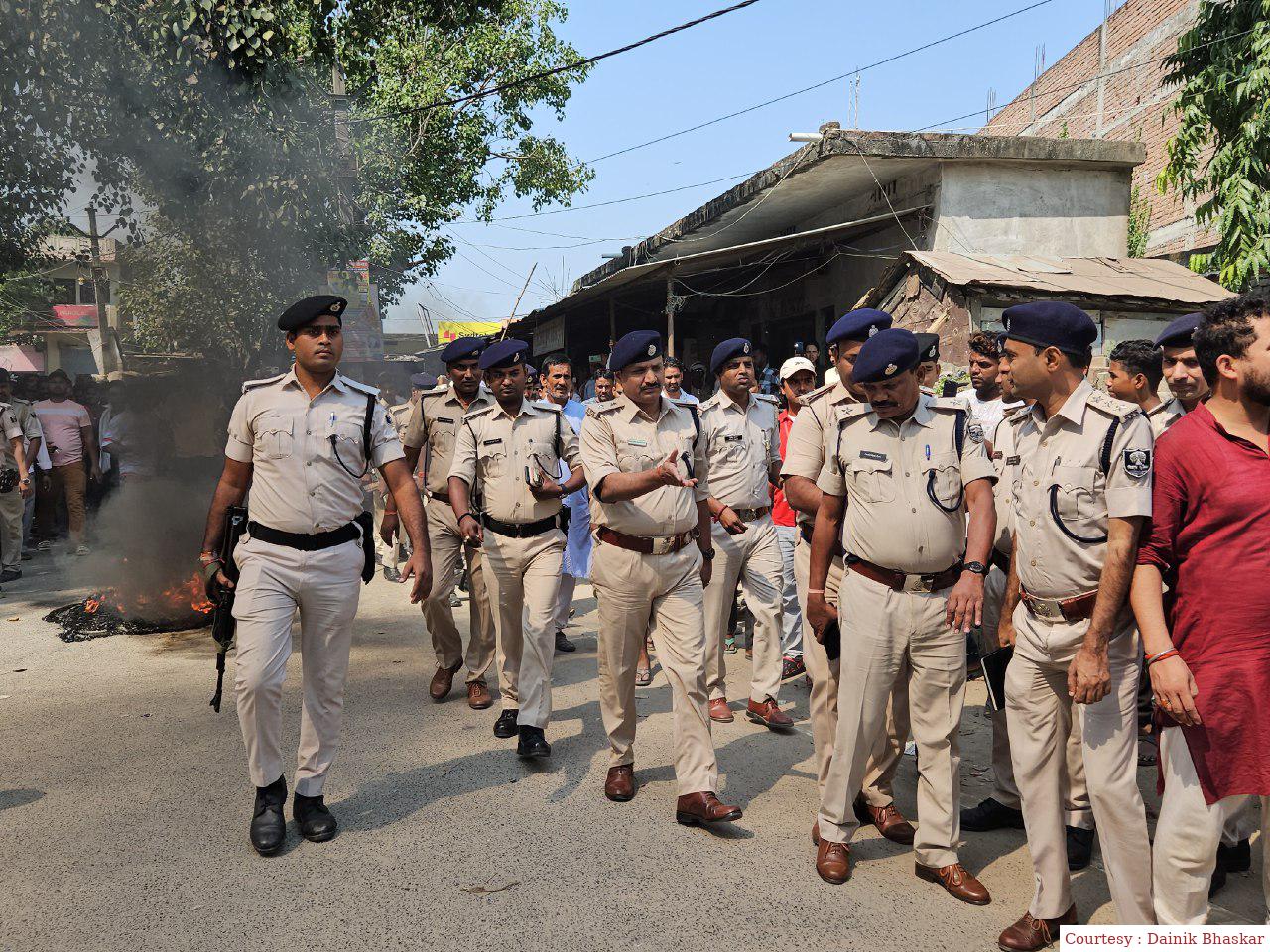 सिवान : स्वर्ण व्यवसायी की हत्या को लेकर लोगों का विरोध-प्रदर्शन।