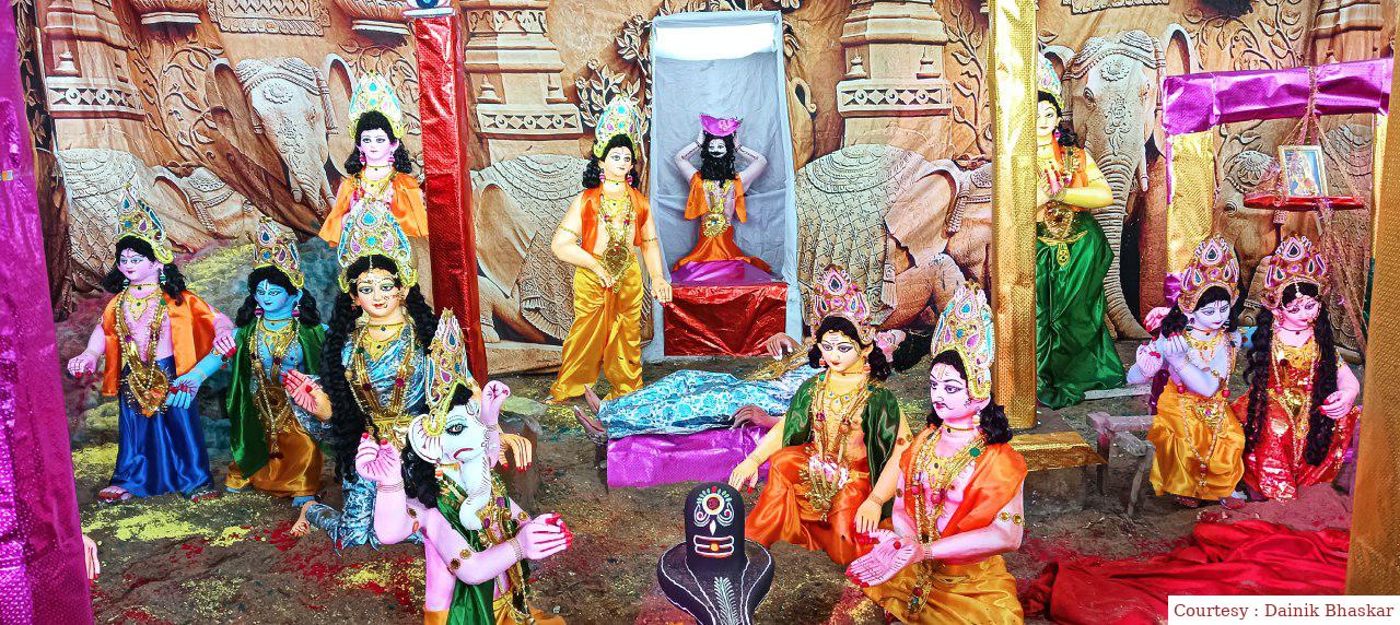 सीवान : रेलवे स्टेशन के आरपीएफ कॉलोनी में श्रीकृष्ण जन्मोत्सव की झांकी सजाई गई।