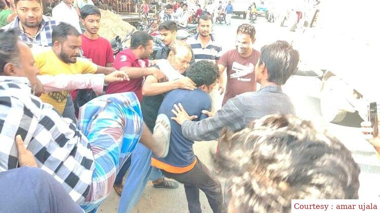 सिवान : मवेशी चुरा कर भाग रहे चोरों की ग्रामीणों ने बेरहमी पिटाई की।