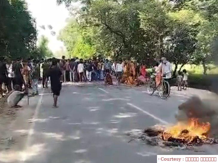 सीवान : युवक की हत्या पर भड़की ग्रामीणों ने सड़क किया जाम, पुलिस के खिलाफ नारेबाजी।