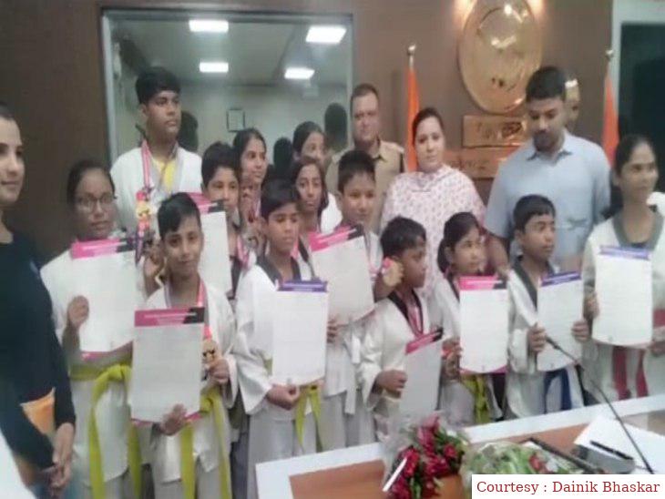 सुल्तानपुर : राष्ट्रीय चैंपियनशिप ताइक्वांडो खेल प्रतियोगिता में 15 प्रतिभागी बच्चे हुए सम्मानित।
