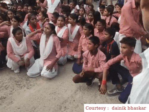 सुल्तानपुर : शिक्षक की गिरफ्तारी के बाद कॉलेज में बड़ा बवाल।