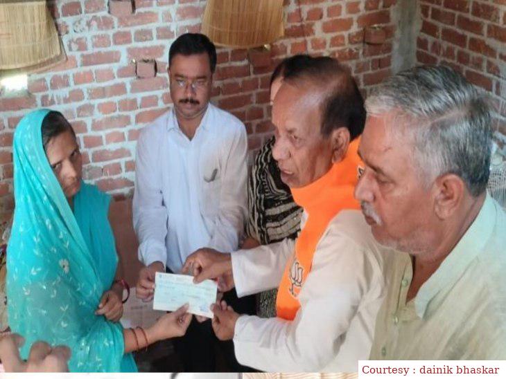 सुल्तानपुर : मृतक डॉक्टर की पत्नी ने स्वीकार किया 10 लाख का चेक।