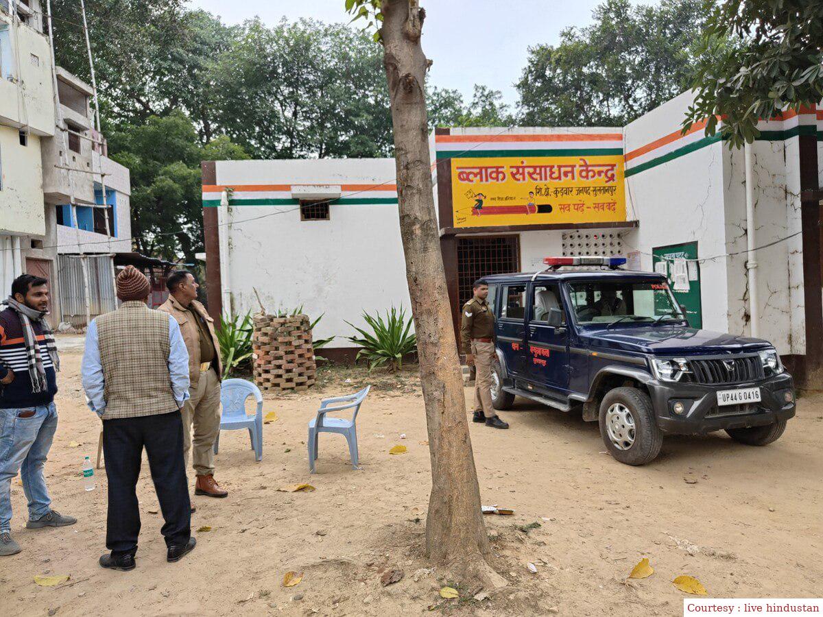 सुल्तानपुर : बीईओ के खिलाफ केस दर्ज करने की मांग।