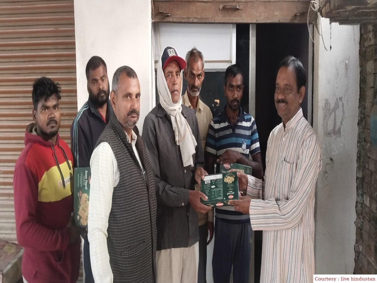 सुल्तानपुर : पूर्व अध्यक्ष ने समाचार पत्र विक्रेताओं को किया सम्मानित।
