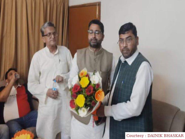 सुल्तानपुर : पूर्व सपा जिला उपाध्यक्ष का योगी के मंत्री के साथ फोटो सामने आई, ऑडियो वायरल।