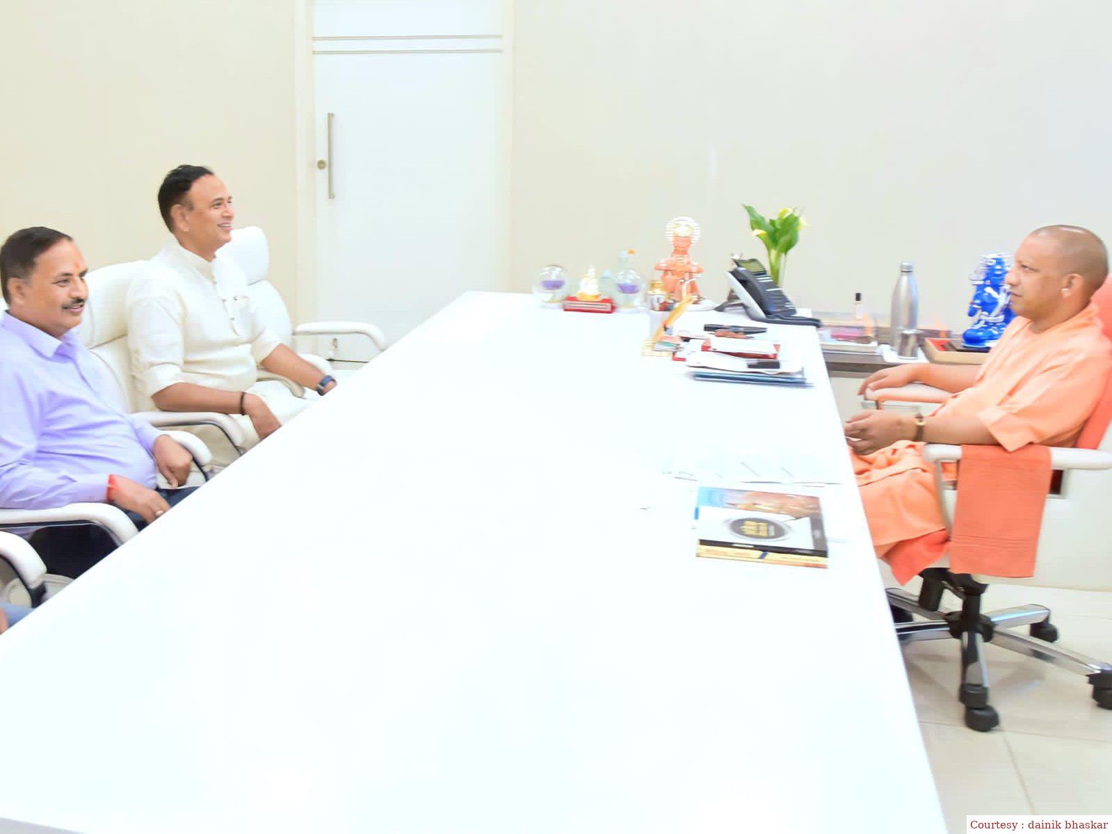 सुल्तानपुर : डॉक्टर हत्याकांड में नगर कोतवाल सस्पेंड, आरोपी के पिता को भेजा गया जेल।