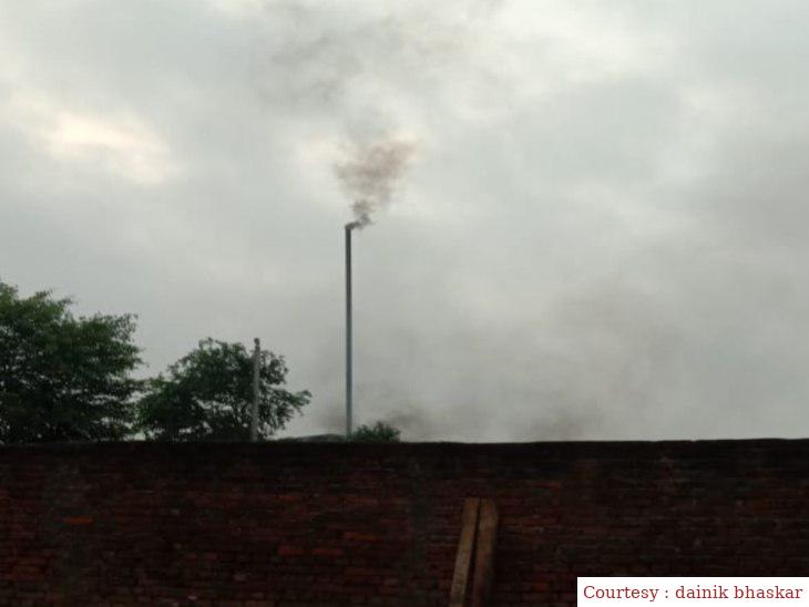 सुल्तानपुर : अवैध टायर फैक्ट्री की जहरीला धुएं से लोगों का जीना हुआ दुश्वार।