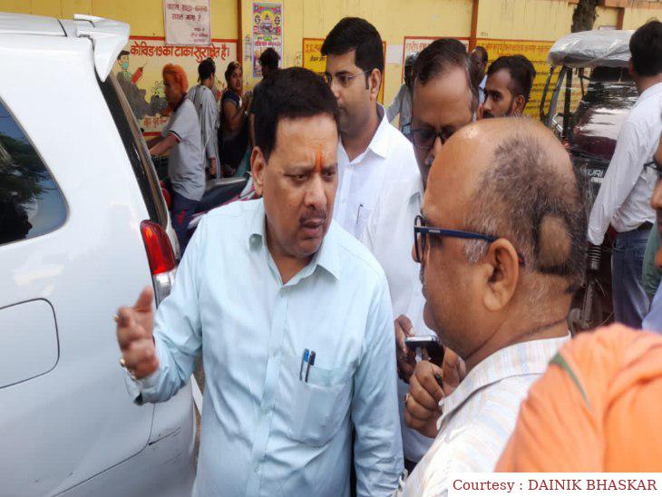 सुल्तानपुर : अस्पताल में आकस्मिक निरीक्षण करने पहुंचे विशेष चिकित्सा शिक्षा सचिव राम यज्ञ मिश्रा।