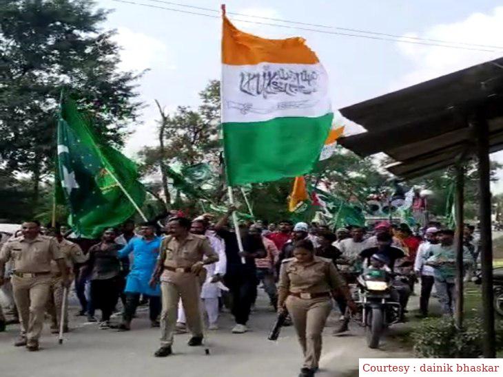 सुल्तानपुर :  ईद-ए मिलादुन्नबी जुलूस में तिरंगे का अपमान ,अशोक चक्र में लिखा इस्लामिक नारा।