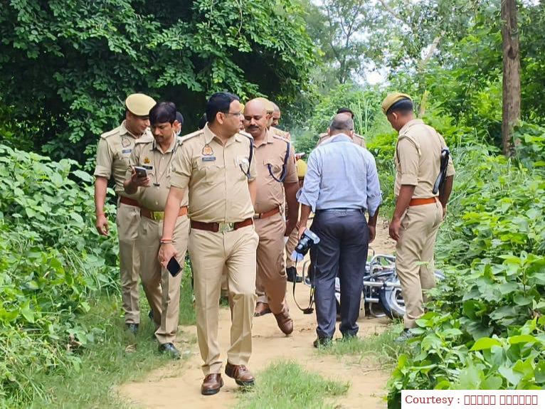 खून से लथपथ झाड़ियों में मिला युवक का शव, सीने में कई वार के निशान।