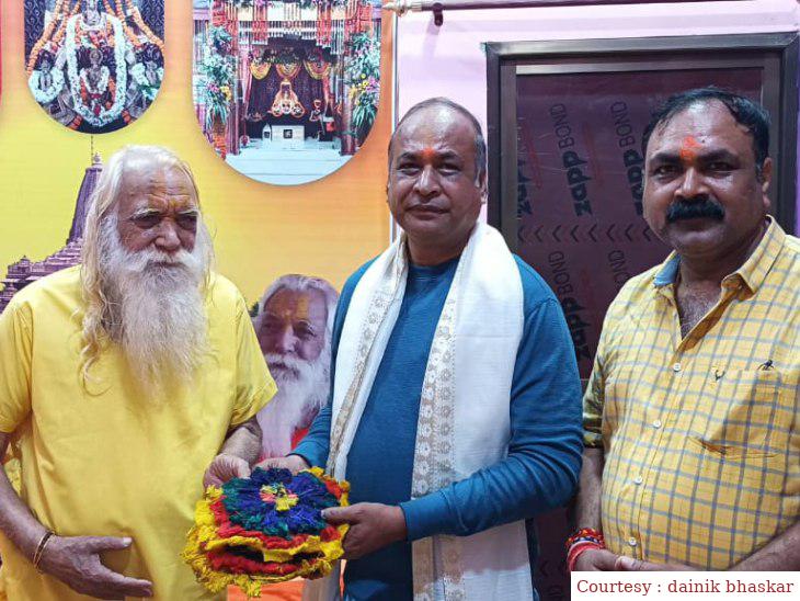 जगन्नाथ मंदिर के प्रमुख पुजारी ने जगन्नाथ भगवान का ध्वज रामलला को भेंट किया।