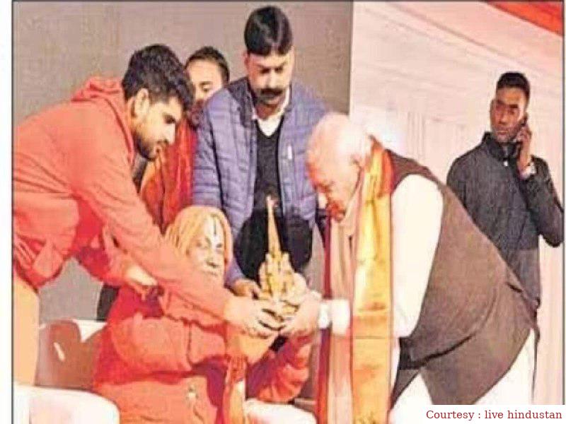 जगद्गुरु रामभद्राचार्य का आशीर्वाद लेने अयोध्या पहुंचे केरल के राज्यपाल।