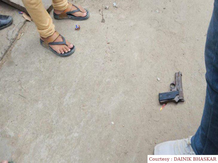 फोन पर बात नहीं करने पर प्रेमी ने प्रेमिका को मारी गोली।