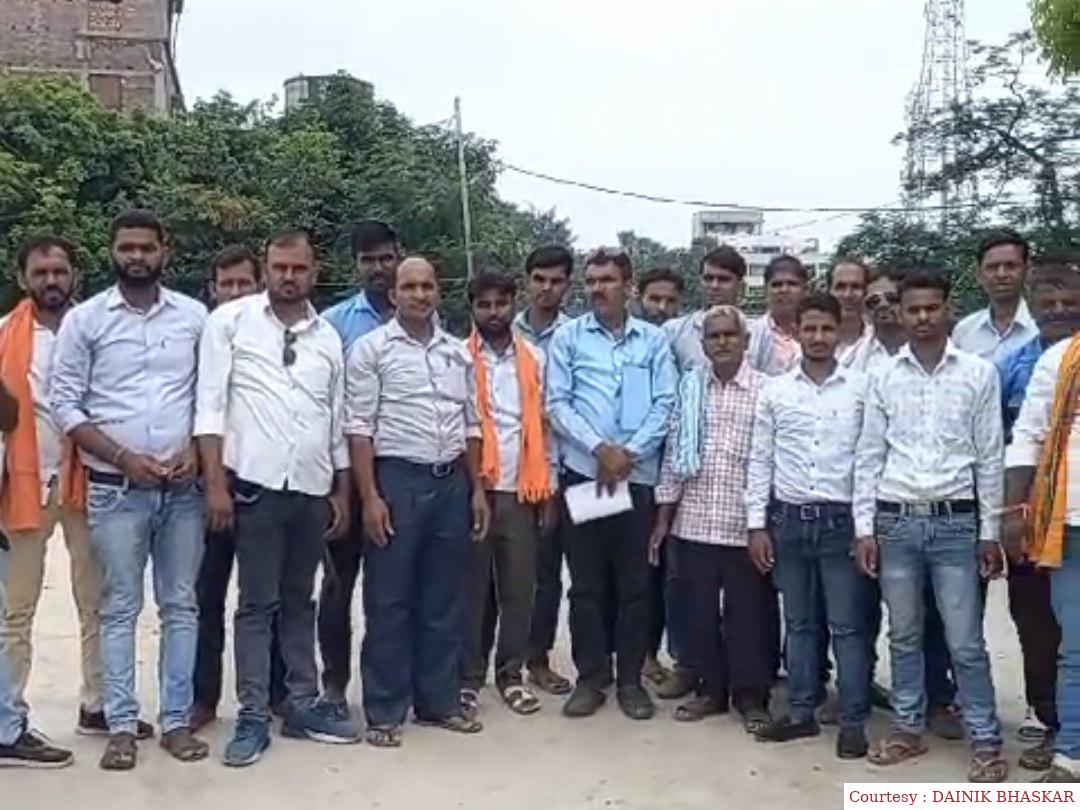 अपने विभिन्न मांगों को लेकर एकजुट हुए रात्रि प्रहरी, 18 घंटे काम करने पर भी अवकाश प्राप्त नहीं हुआ।