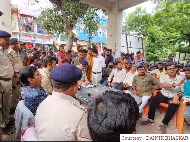 बिना लाइसेंस महावीरी जुलूस पर पुलिस प्रशासन ने प्रतिबंध लगाया।