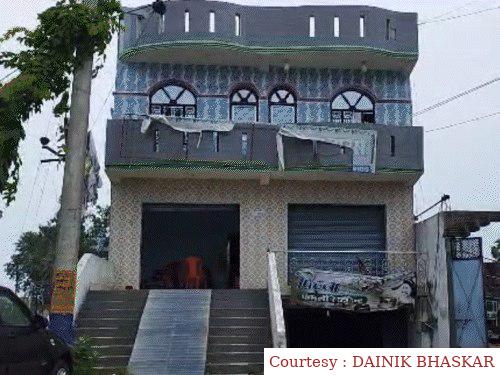 गोपालगंज के पुलिस ने मारी पिज्जा हट में रेड, चल रहा था सेक्स रैकेट।