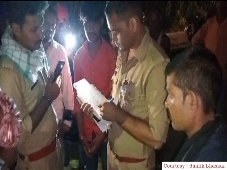 मोबाइल छीनकर भागने की कोशिश कर रहे बदमाशों को ग्रामीणों ने पकड़ कर पुलिस को सौंपा।