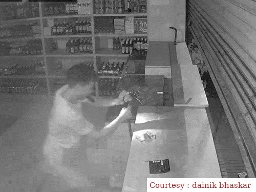 शराब ठेके में हुई पैसों कि चोरी, CCTV में कैद हुई घटना।
