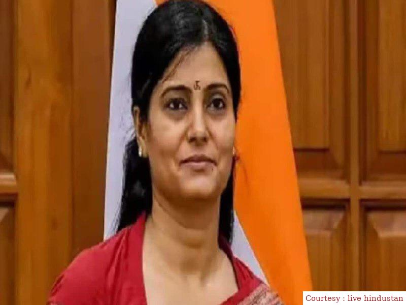 अपना दल के स्थापना दिवस कार्यक्रम में पहुची केंद्रीय मंत्री अनुप्रिया पटेल।