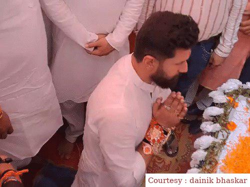 पंकज त्रिपाठी के पिता के श्राद्धकर्म में पहुंचे केंद्रीय राज्य मंत्री।