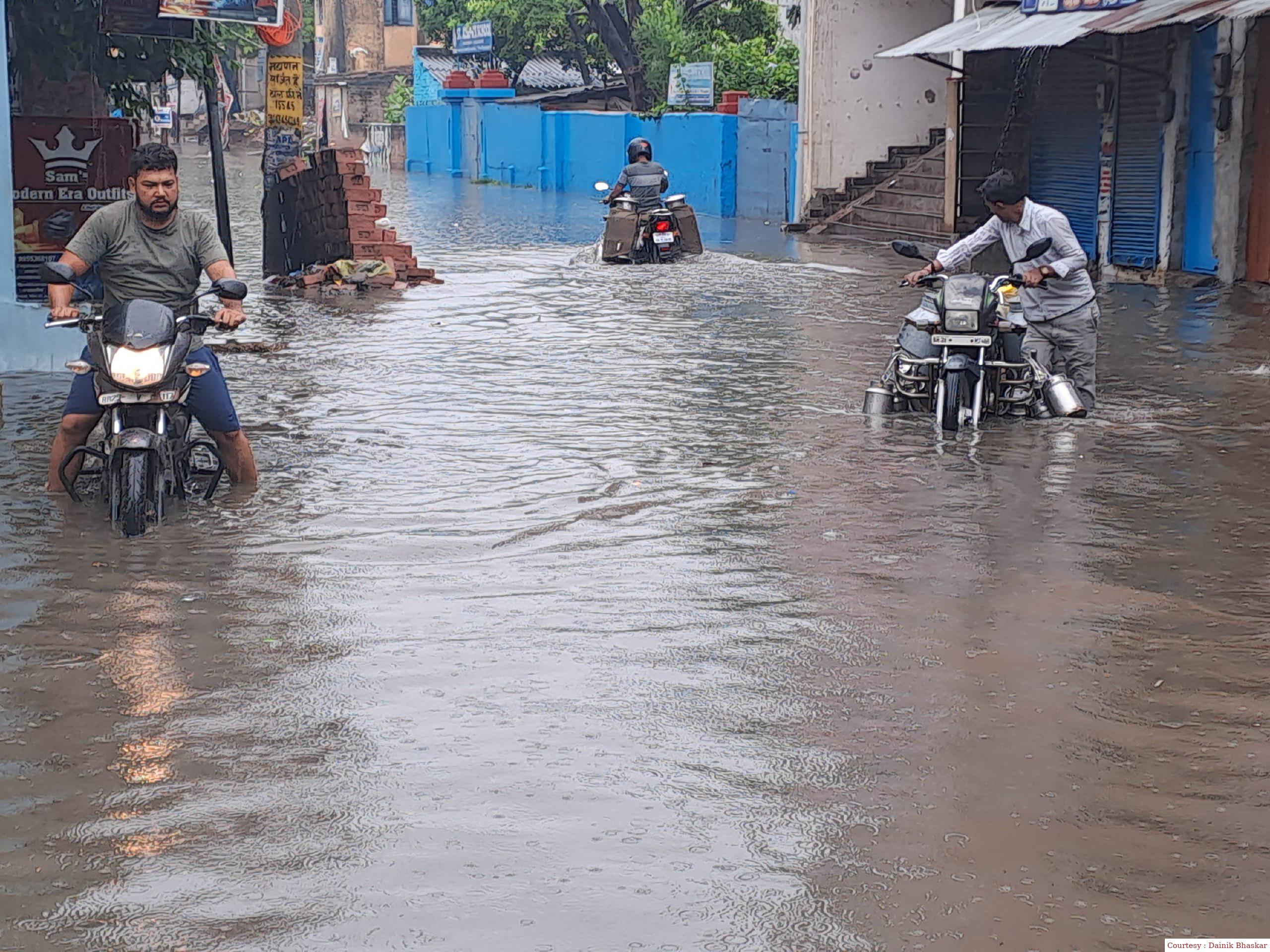 बारिश के कारण गोपालगंज के कई इलाकों में हुआ जलजमाव, सदर अस्पताल में भी घुसा पानी।